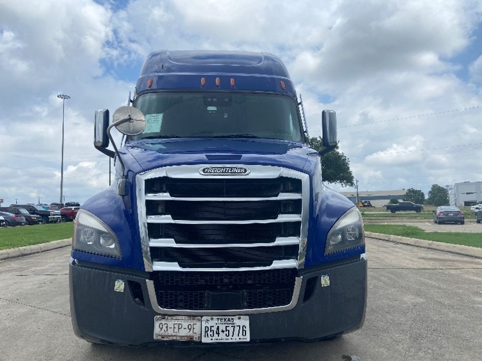 Sleeper Tractor-Heavy Duty Tractors-Freightliner-2022-T12664ST-San Antonio-TX-531,367\n\t\tmiles-$ 70,750 - Image 2