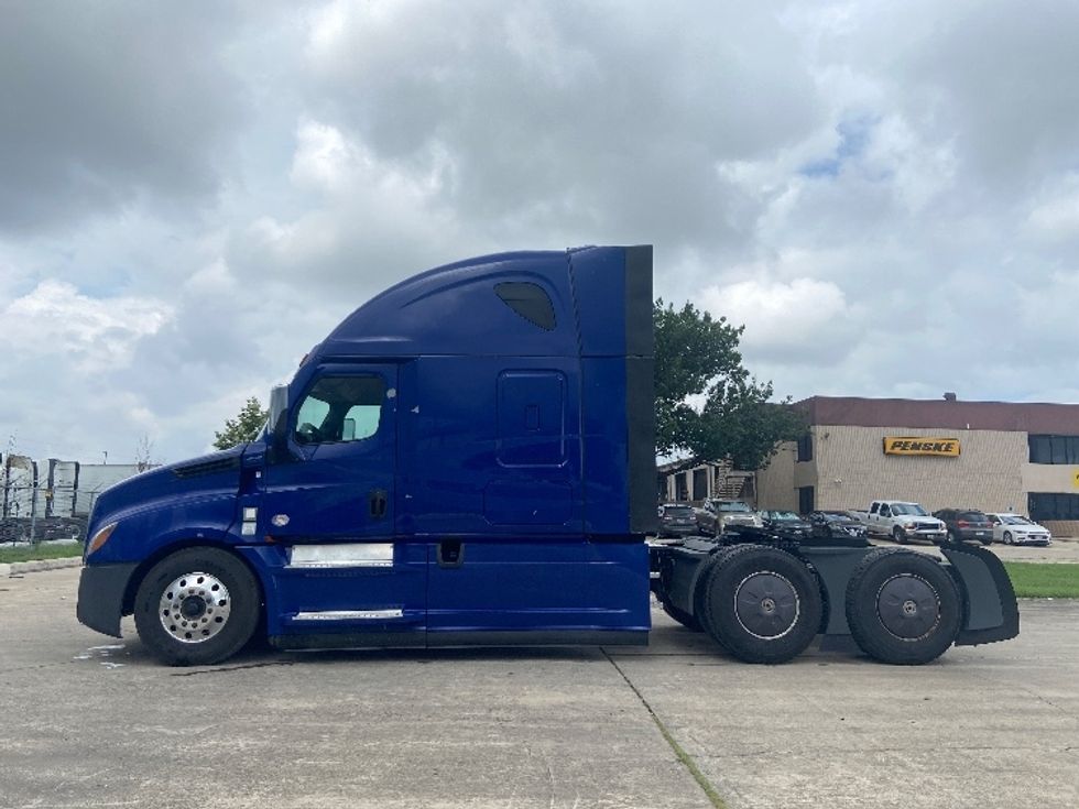 Sleeper Tractor-Heavy Duty Tractors-Freightliner-2022-T12664ST-San Antonio-TX-531,367\n\t\tmiles-$ 70,750 - Image 4