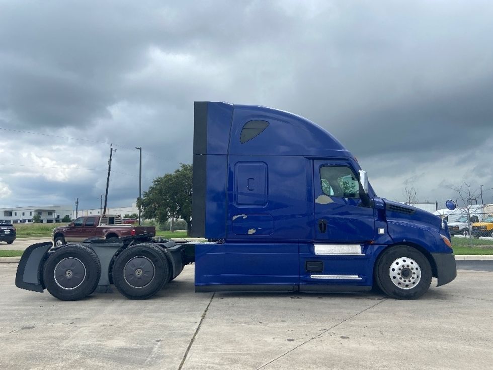 Sleeper Tractor-Heavy Duty Tractors-Freightliner-2022-T12664ST-San Antonio-TX-531,367\n\t\tmiles-$ 70,750 - Image 8