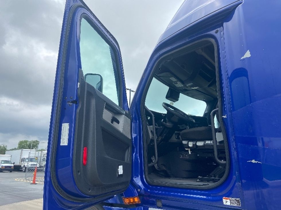Sleeper Tractor-Heavy Duty Tractors-Freightliner-2022-T12664ST-San Antonio-TX-531,367\n\t\tmiles-$ 70,750 - Image 9
