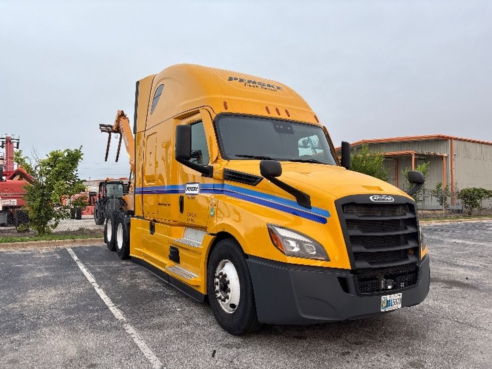 Sleeper Tractor-Heavy Duty Tractors-Freightliner-2022-T12664ST-San Antonio-TX-539,054\n\t\tmiles-$ 61,750 - Image 1
