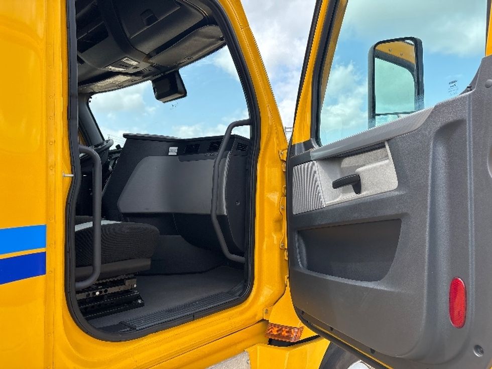 Sleeper Tractor-Heavy Duty Tractors-Freightliner-2022-T12664ST-San Antonio-TX-539,054\n\t\tmiles-$ 61,750 - Image 12