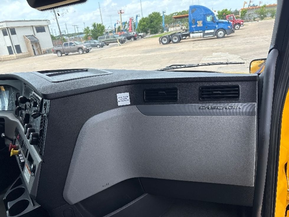 Sleeper Tractor-Heavy Duty Tractors-Freightliner-2022-T12664ST-San Antonio-TX-539,054\n\t\tmiles-$ 61,750 - Image 13