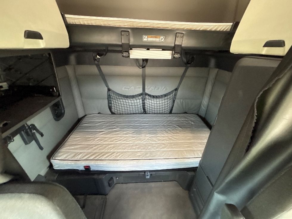 Sleeper Tractor-Heavy Duty Tractors-Freightliner-2022-T12664ST-San Antonio-TX-539,054\n\t\tmiles-$ 61,750 - Image 15