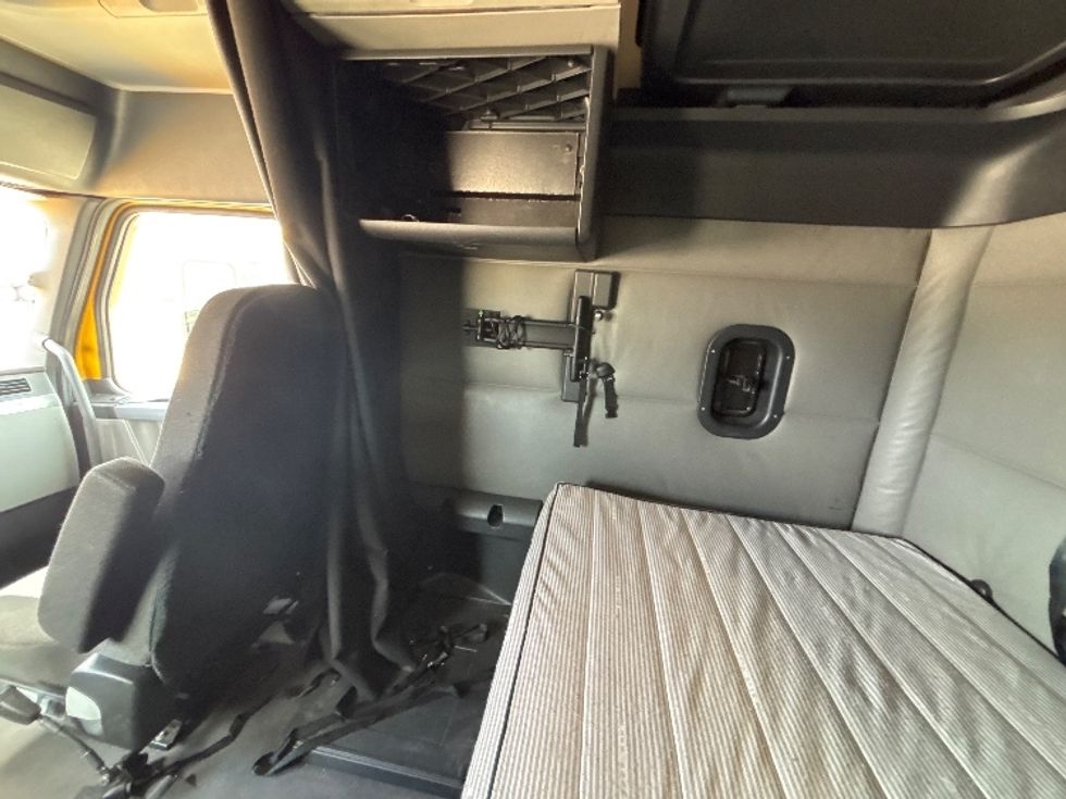 Sleeper Tractor-Heavy Duty Tractors-Freightliner-2022-T12664ST-San Antonio-TX-539,054\n\t\tmiles-$ 61,750 - Image 18
