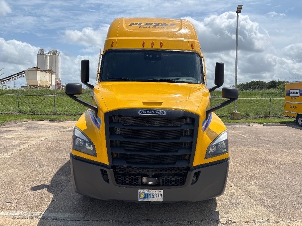 Sleeper Tractor-Heavy Duty Tractors-Freightliner-2022-T12664ST-San Antonio-TX-539,054\n\t\tmiles-$ 61,750 - Image 2