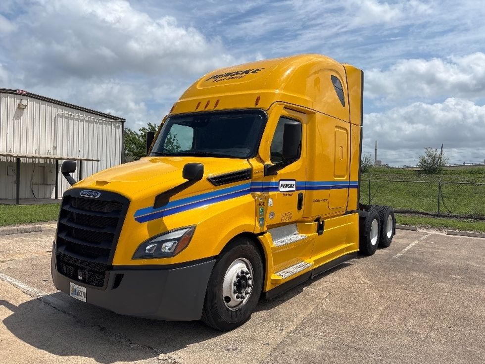 Sleeper Tractor-Heavy Duty Tractors-Freightliner-2022-T12664ST-San Antonio-TX-539,054\n\t\tmiles-$ 61,750 - Image 3