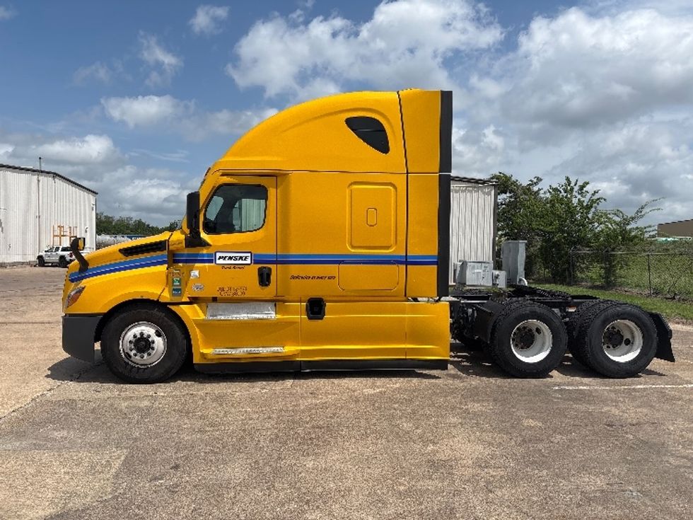 Sleeper Tractor-Heavy Duty Tractors-Freightliner-2022-T12664ST-San Antonio-TX-539,054\n\t\tmiles-$ 61,750 - Image 4