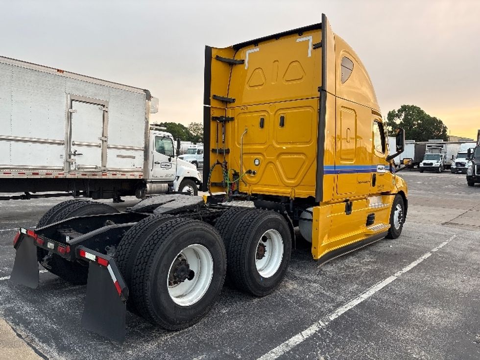 Sleeper Tractor-Heavy Duty Tractors-Freightliner-2022-T12664ST-San Antonio-TX-539,054\n\t\tmiles-$ 61,750 - Image 6