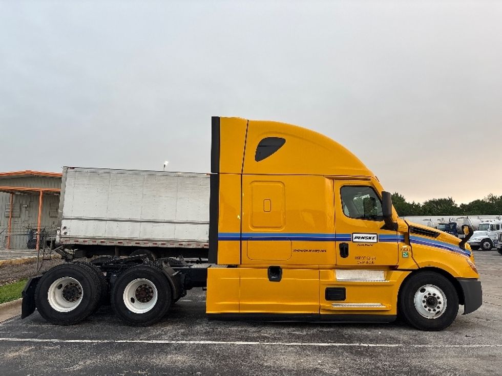 Sleeper Tractor-Heavy Duty Tractors-Freightliner-2022-T12664ST-San Antonio-TX-539,054\n\t\tmiles-$ 61,750 - Image 7