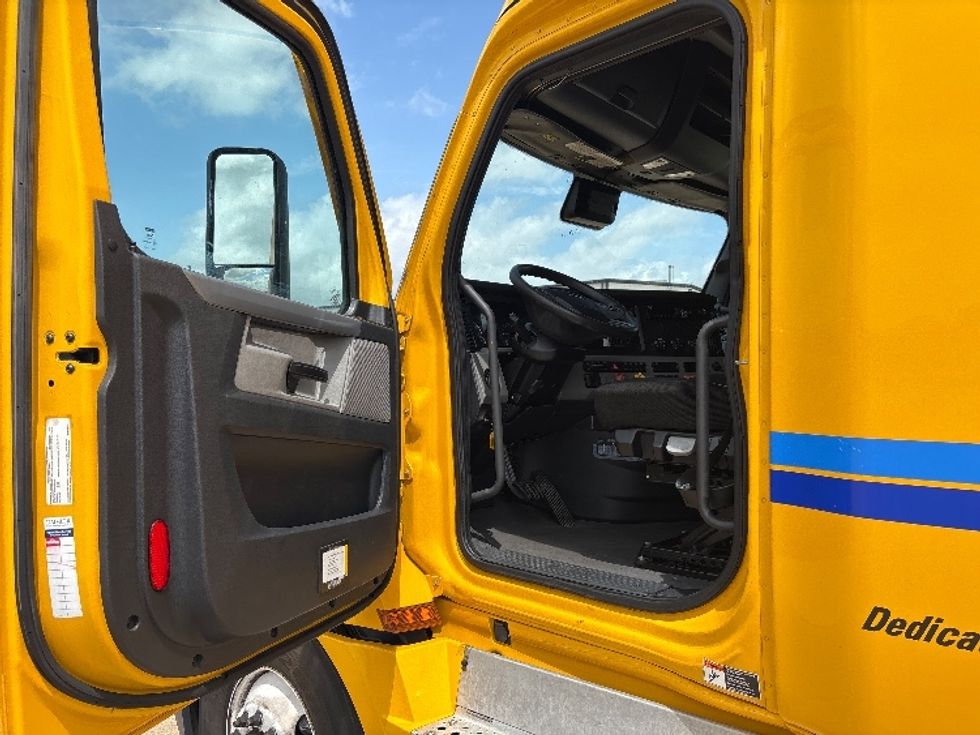 Sleeper Tractor-Heavy Duty Tractors-Freightliner-2022-T12664ST-San Antonio-TX-539,054\n\t\tmiles-$ 61,750 - Image 8
