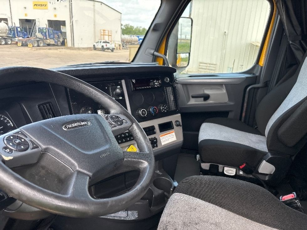 Sleeper Tractor-Heavy Duty Tractors-Freightliner-2022-T12664ST-San Antonio-TX-539,054\n\t\tmiles-$ 61,750 - Image 9