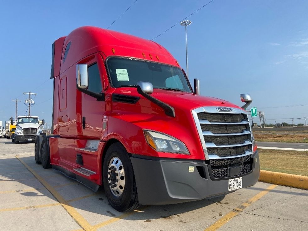 Sleeper Tractor-Heavy Duty Tractors-Freightliner-2022-T12664ST-San Antonio-TX-543,129\n\t\tmiles-$ 72,750 - Image 1