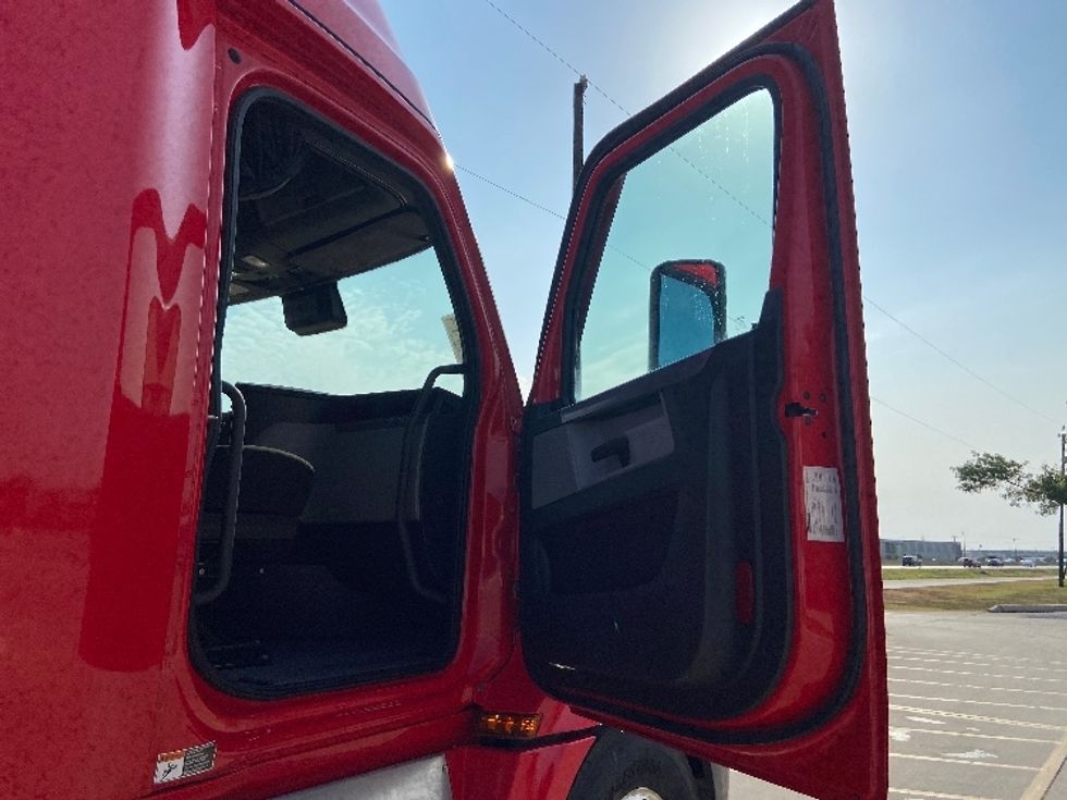 Sleeper Tractor-Heavy Duty Tractors-Freightliner-2022-T12664ST-San Antonio-TX-543,129\n\t\tmiles-$ 72,750 - Image 13
