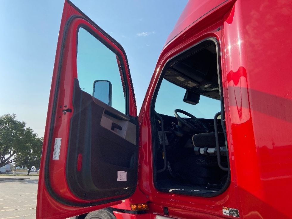 Sleeper Tractor-Heavy Duty Tractors-Freightliner-2022-T12664ST-San Antonio-TX-543,129\n\t\tmiles-$ 72,750 - Image 9