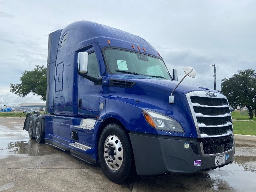 Sleeper Tractor-Heavy Duty Tractors-Freightliner-2022-T12664ST-San Antonio-TX-543,558\n\t\tmiles-$ 66,500 - Image 1