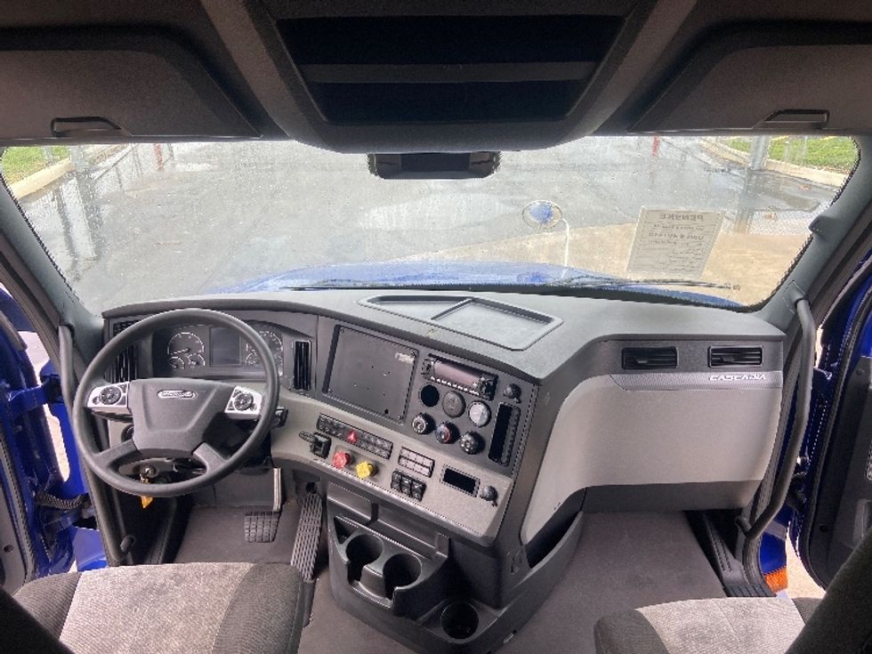 Sleeper Tractor-Heavy Duty Tractors-Freightliner-2022-T12664ST-San Antonio-TX-543,558\n\t\tmiles-$ 66,500 - Image 12