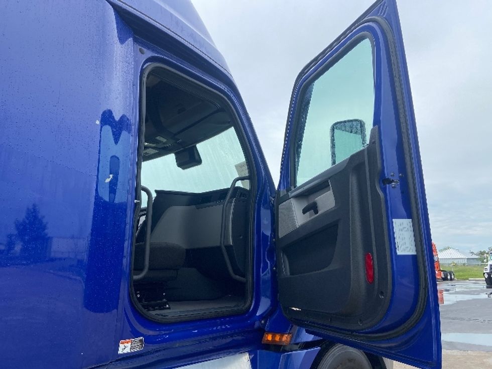 Sleeper Tractor-Heavy Duty Tractors-Freightliner-2022-T12664ST-San Antonio-TX-543,558\n\t\tmiles-$ 66,500 - Image 13