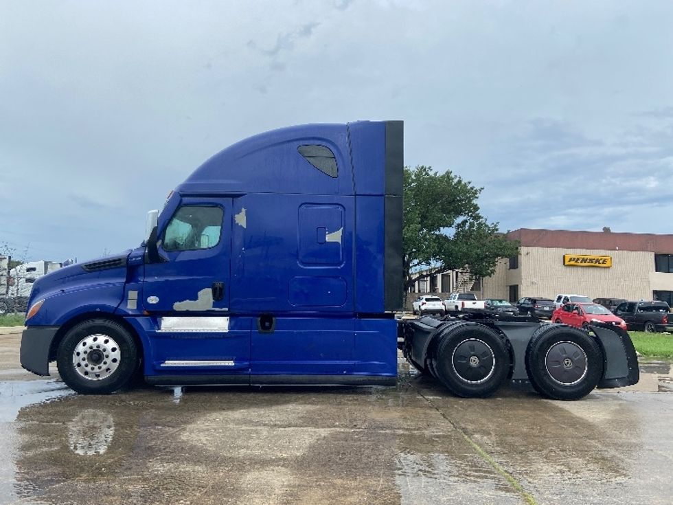 Sleeper Tractor-Heavy Duty Tractors-Freightliner-2022-T12664ST-San Antonio-TX-543,558\n\t\tmiles-$ 66,500 - Image 4