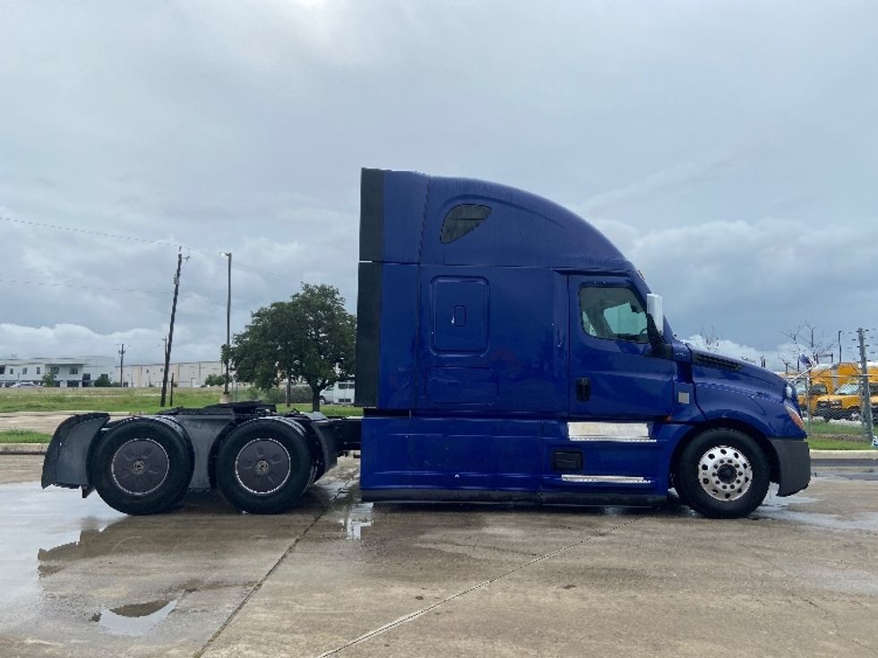 Sleeper Tractor-Heavy Duty Tractors-Freightliner-2022-T12664ST-San Antonio-TX-543,558\n\t\tmiles-$ 66,500 - Image 8