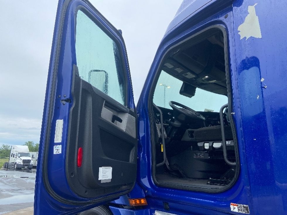 Sleeper Tractor-Heavy Duty Tractors-Freightliner-2022-T12664ST-San Antonio-TX-543,558\n\t\tmiles-$ 66,500 - Image 9