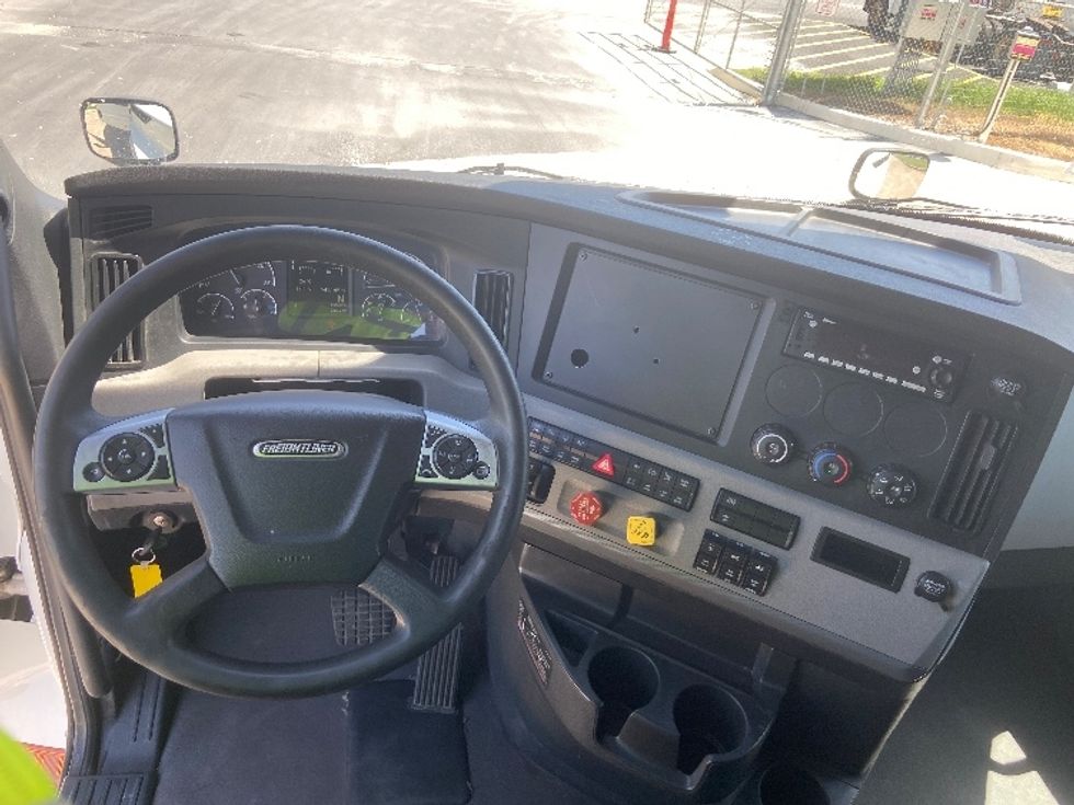 Sleeper Tractor-Heavy Duty Tractors-Freightliner-2022-T12664ST-San Antonio-TX-545,110\n\t\tmiles-$ 71,250 - Image 11