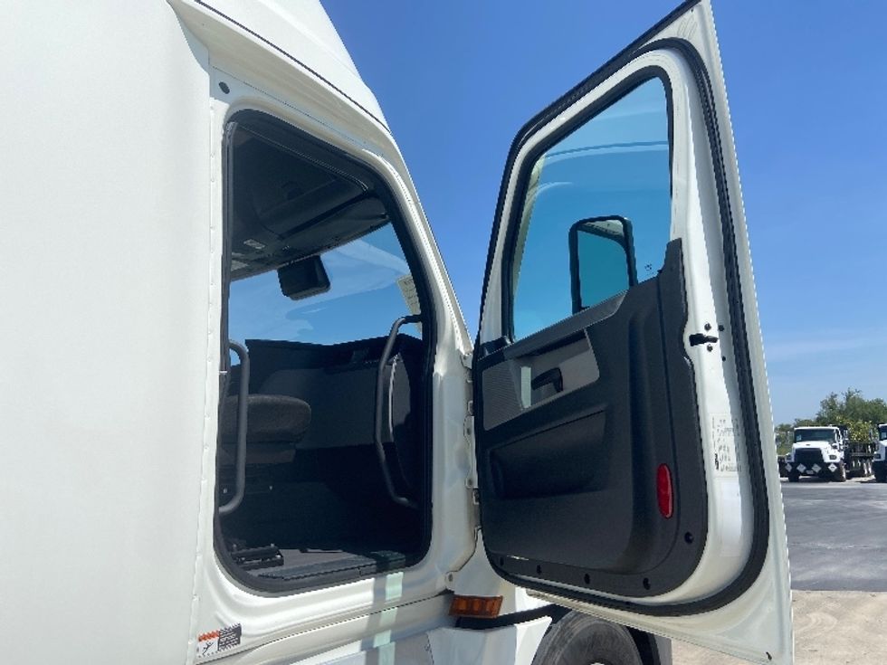 Sleeper Tractor-Heavy Duty Tractors-Freightliner-2022-T12664ST-San Antonio-TX-545,110\n\t\tmiles-$ 71,250 - Image 13