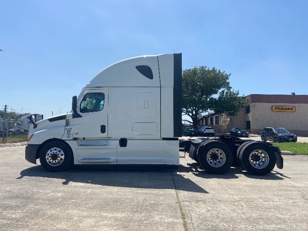 Sleeper Tractor-Heavy Duty Tractors-Freightliner-2022-T12664ST-San Antonio-TX-545,110\n\t\tmiles-$ 71,250 - Image 4