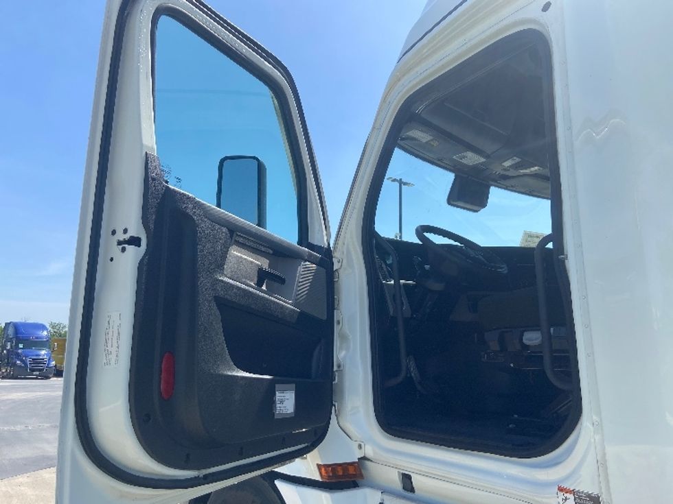 Sleeper Tractor-Heavy Duty Tractors-Freightliner-2022-T12664ST-San Antonio-TX-545,110\n\t\tmiles-$ 71,250 - Image 9