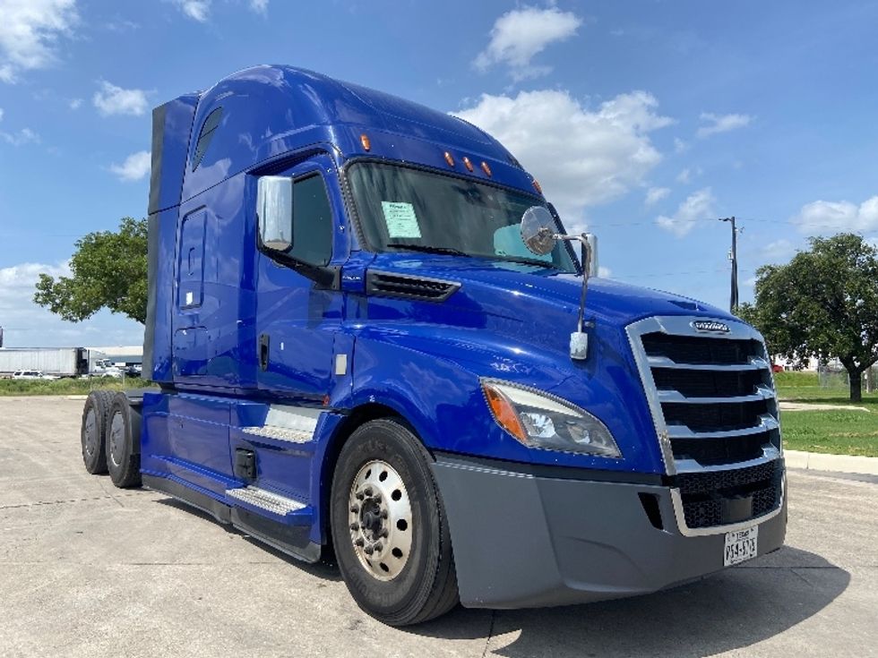Sleeper Tractor-Heavy Duty Tractors-Freightliner-2022-T12664ST-San Antonio-TX-572,981\n\t\tmiles-$ 66,500 - Image 1