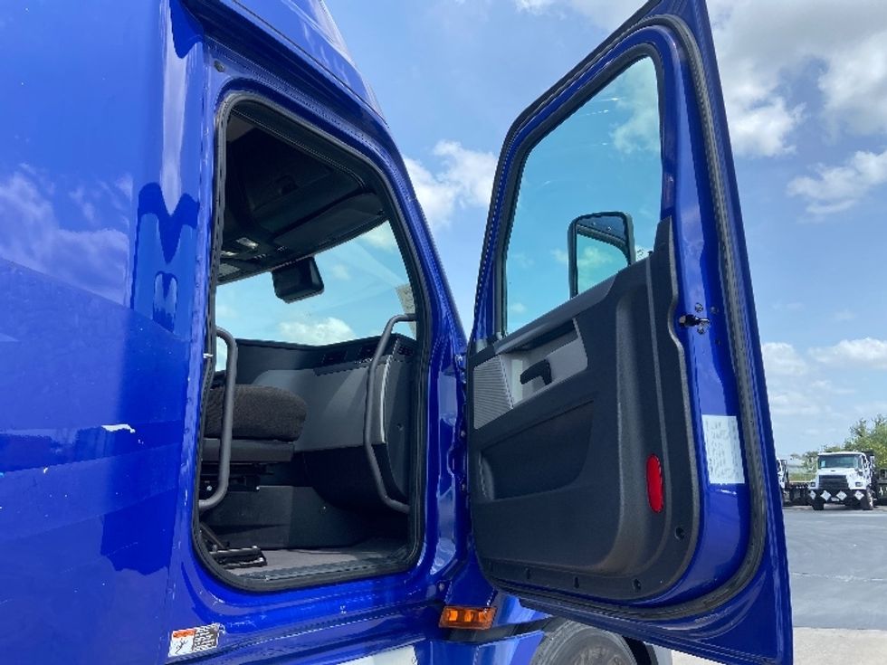 Sleeper Tractor-Heavy Duty Tractors-Freightliner-2022-T12664ST-San Antonio-TX-572,981\n\t\tmiles-$ 66,500 - Image 13