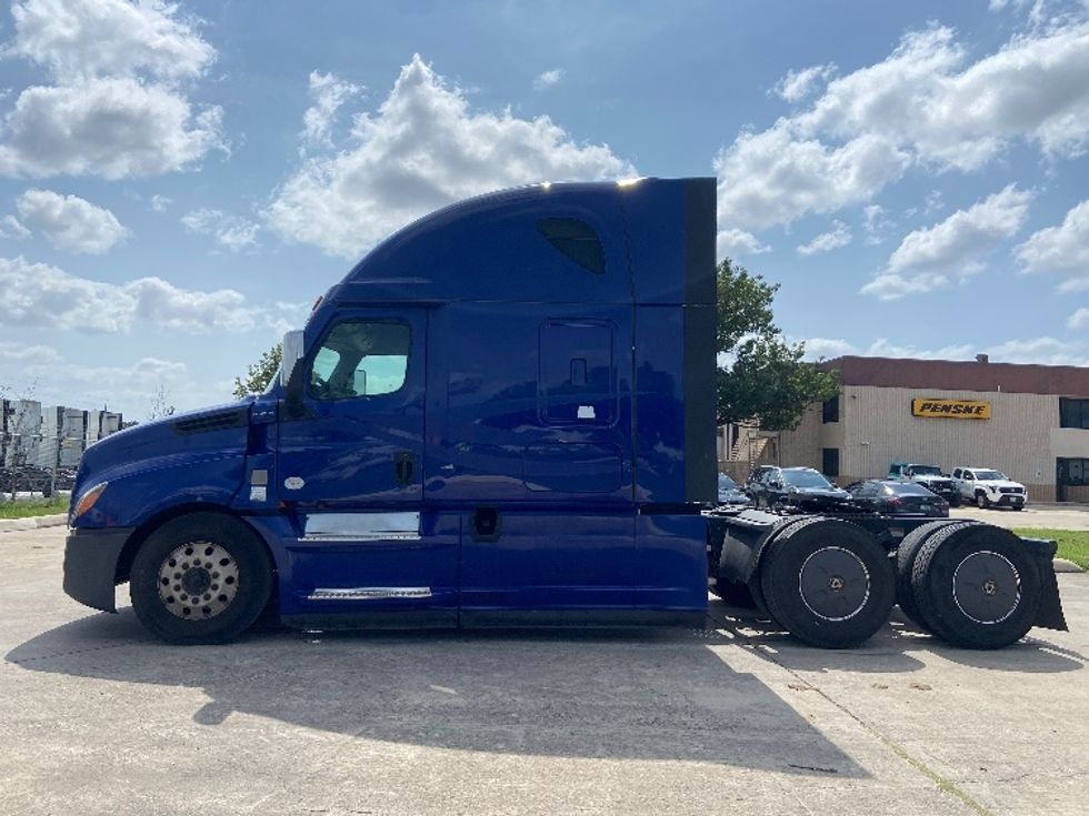 Sleeper Tractor-Heavy Duty Tractors-Freightliner-2022-T12664ST-San Antonio-TX-572,981\n\t\tmiles-$ 66,500 - Image 4
