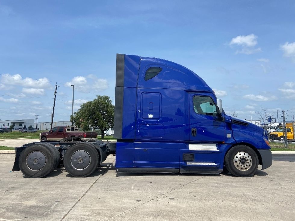 Sleeper Tractor-Heavy Duty Tractors-Freightliner-2022-T12664ST-San Antonio-TX-572,981\n\t\tmiles-$ 66,500 - Image 8