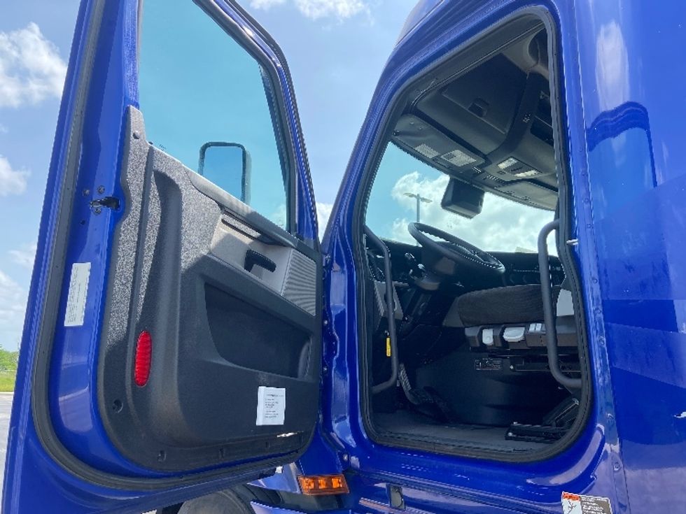Sleeper Tractor-Heavy Duty Tractors-Freightliner-2022-T12664ST-San Antonio-TX-572,981\n\t\tmiles-$ 66,500 - Image 9