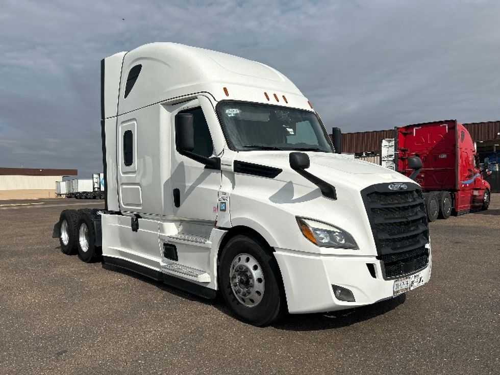 Sleeper Tractor-Heavy Duty Tractors-Freightliner-2022-T12664ST-San Antonio-TX-576,146\n\t\tmiles-$ 65,000 - Image 1