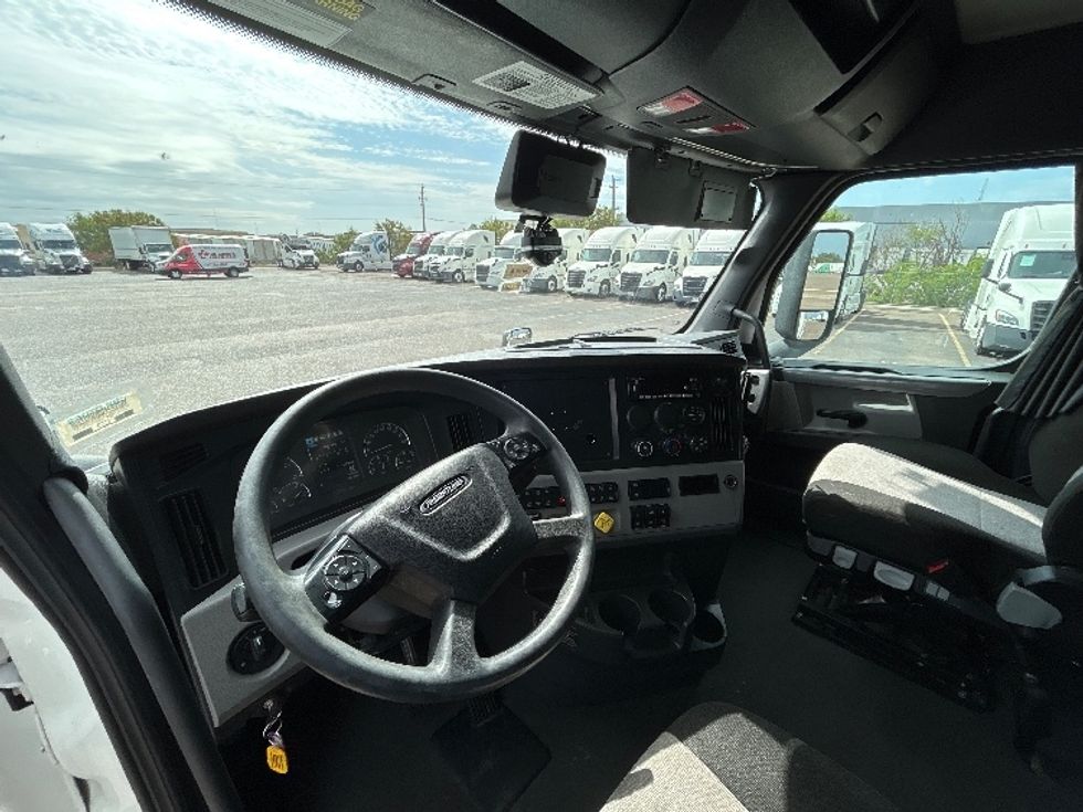 Sleeper Tractor-Heavy Duty Tractors-Freightliner-2022-T12664ST-San Antonio-TX-576,146\n\t\tmiles-$ 65,000 - Image 10