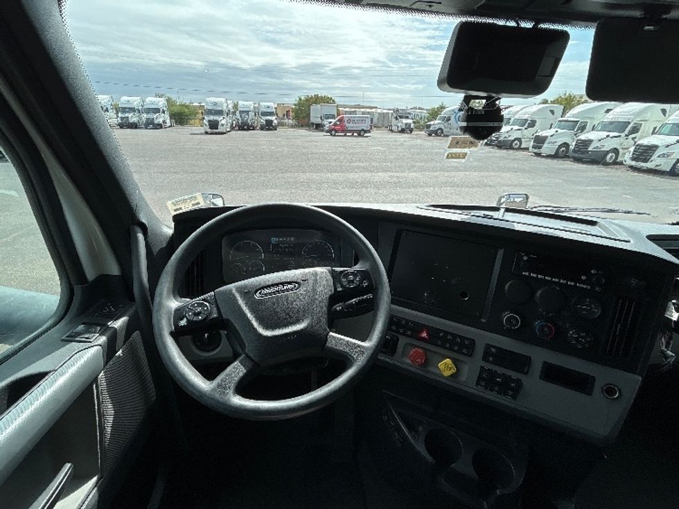 Sleeper Tractor-Heavy Duty Tractors-Freightliner-2022-T12664ST-San Antonio-TX-576,146\n\t\tmiles-$ 65,000 - Image 11