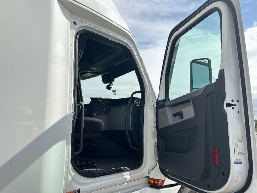 Sleeper Tractor-Heavy Duty Tractors-Freightliner-2022-T12664ST-San Antonio-TX-576,146\n\t\tmiles-$ 65,000 - Image 13