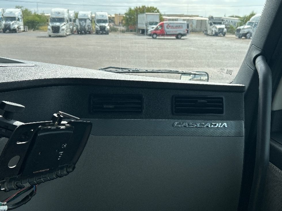 Sleeper Tractor-Heavy Duty Tractors-Freightliner-2022-T12664ST-San Antonio-TX-576,146\n\t\tmiles-$ 65,000 - Image 14