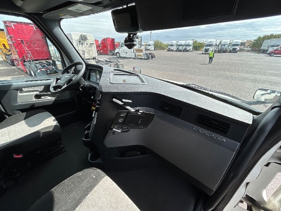 Sleeper Tractor-Heavy Duty Tractors-Freightliner-2022-T12664ST-San Antonio-TX-576,146\n\t\tmiles-$ 65,000 - Image 15