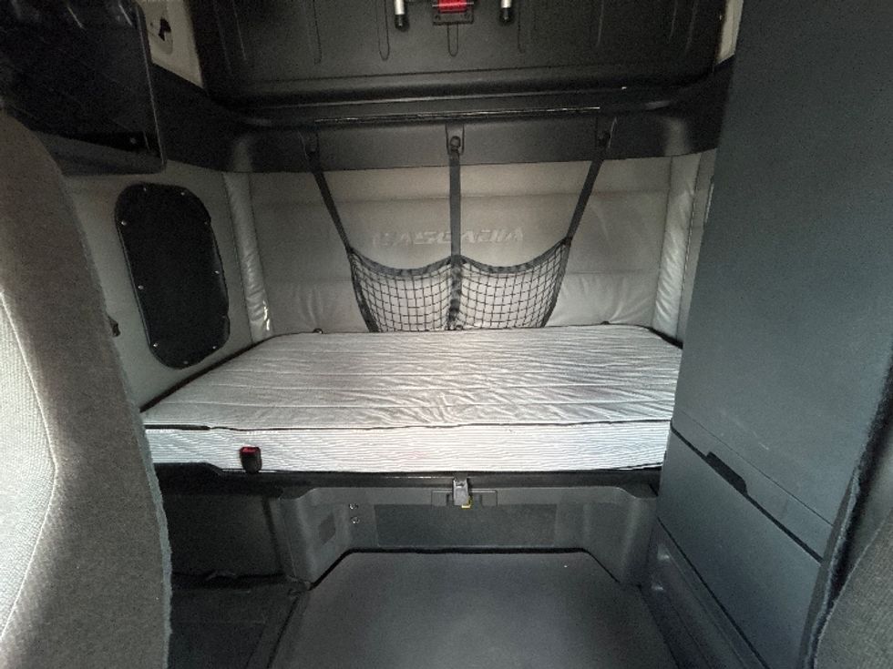 Sleeper Tractor-Heavy Duty Tractors-Freightliner-2022-T12664ST-San Antonio-TX-576,146\n\t\tmiles-$ 65,000 - Image 16