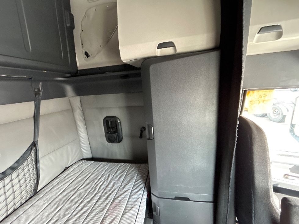 Sleeper Tractor-Heavy Duty Tractors-Freightliner-2022-T12664ST-San Antonio-TX-576,146\n\t\tmiles-$ 65,000 - Image 18