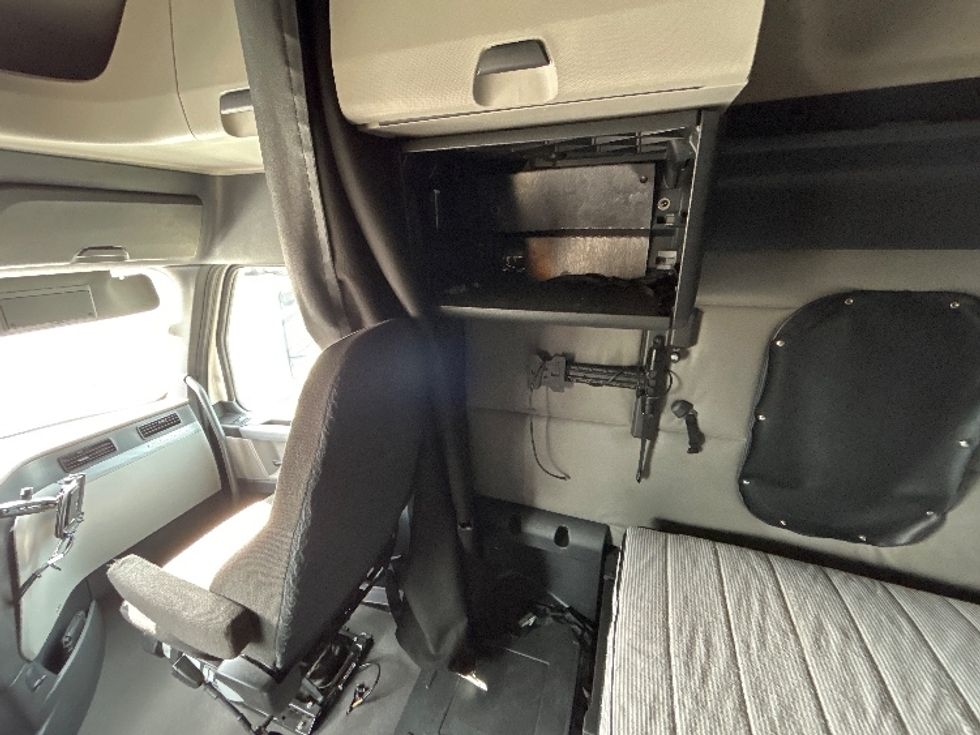 Sleeper Tractor-Heavy Duty Tractors-Freightliner-2022-T12664ST-San Antonio-TX-576,146\n\t\tmiles-$ 65,000 - Image 19