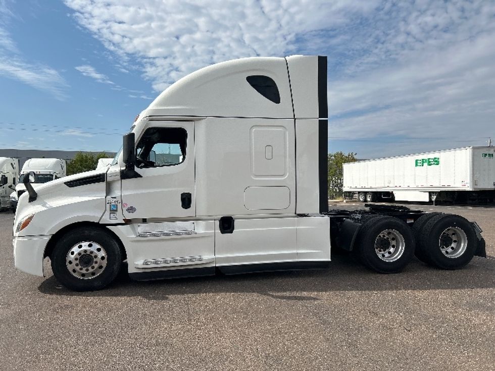 Sleeper Tractor-Heavy Duty Tractors-Freightliner-2022-T12664ST-San Antonio-TX-576,146\n\t\tmiles-$ 65,000 - Image 4