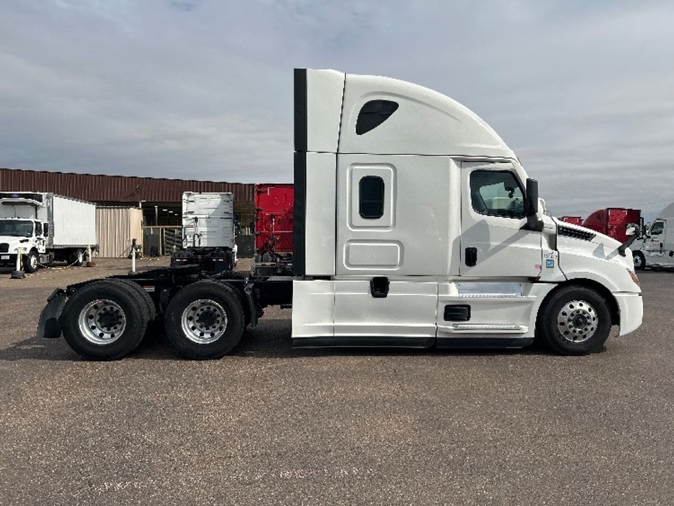 Sleeper Tractor-Heavy Duty Tractors-Freightliner-2022-T12664ST-San Antonio-TX-576,146\n\t\tmiles-$ 65,000 - Image 8