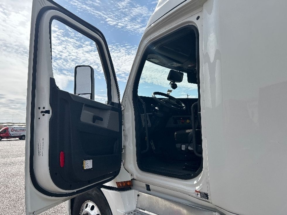 Sleeper Tractor-Heavy Duty Tractors-Freightliner-2022-T12664ST-San Antonio-TX-576,146\n\t\tmiles-$ 65,000 - Image 9