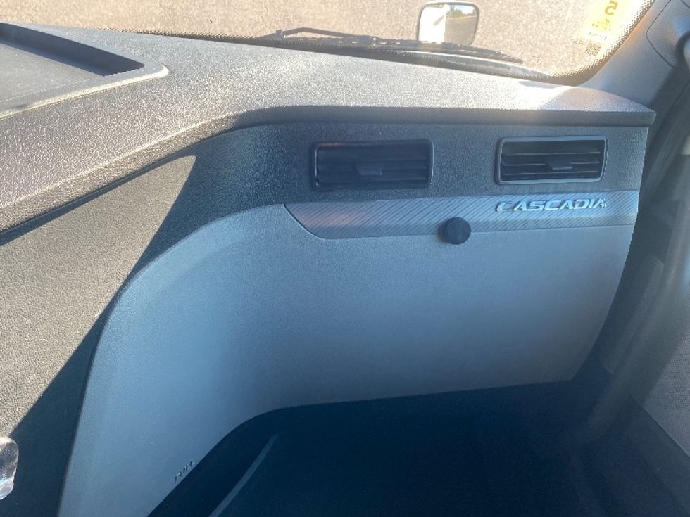 Sleeper Tractor-Heavy Duty Tractors-Freightliner-2022-T12664ST-San Antonio-TX-580,041\n\t\tmiles-$ 64,500 - Image 14