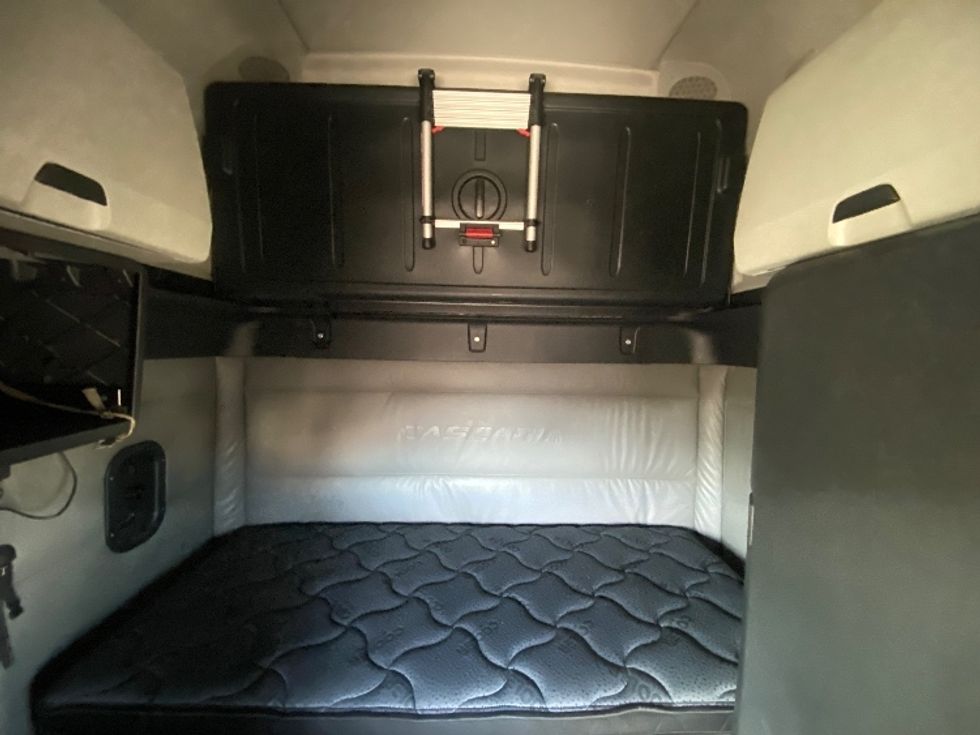 Sleeper Tractor-Heavy Duty Tractors-Freightliner-2022-T12664ST-San Antonio-TX-580,041\n\t\tmiles-$ 64,500 - Image 16