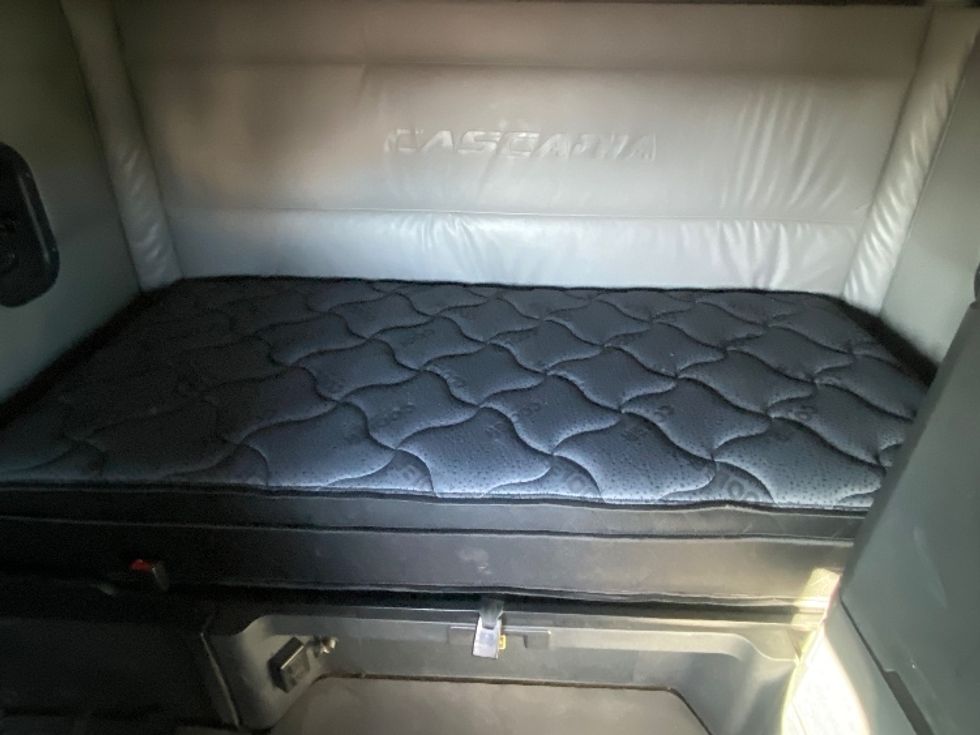 Sleeper Tractor-Heavy Duty Tractors-Freightliner-2022-T12664ST-San Antonio-TX-580,041\n\t\tmiles-$ 64,500 - Image 17