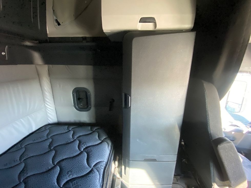 Sleeper Tractor-Heavy Duty Tractors-Freightliner-2022-T12664ST-San Antonio-TX-580,041\n\t\tmiles-$ 64,500 - Image 18